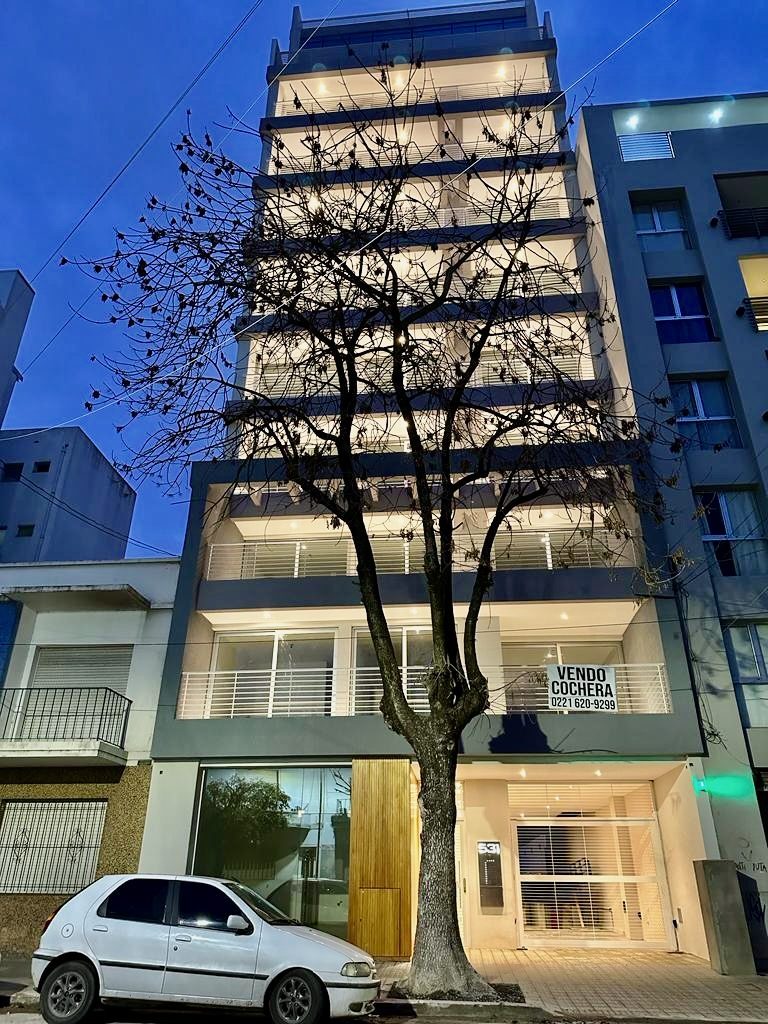 Frente iluminado de noche