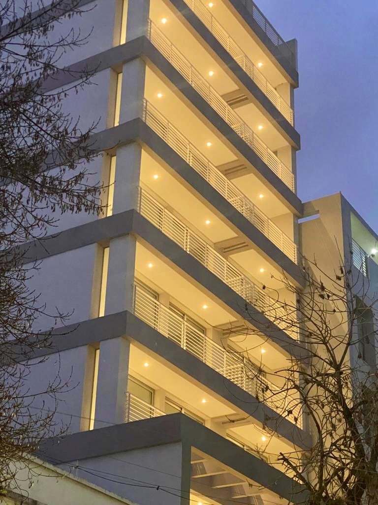 Edificio con balcones vidriados