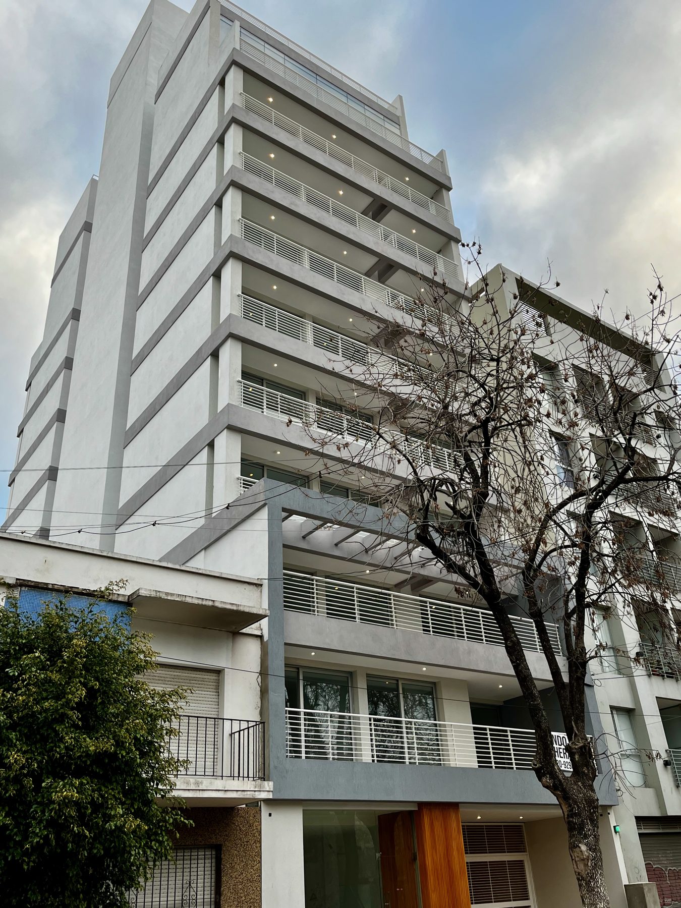 Fachada con barandas y vidrio