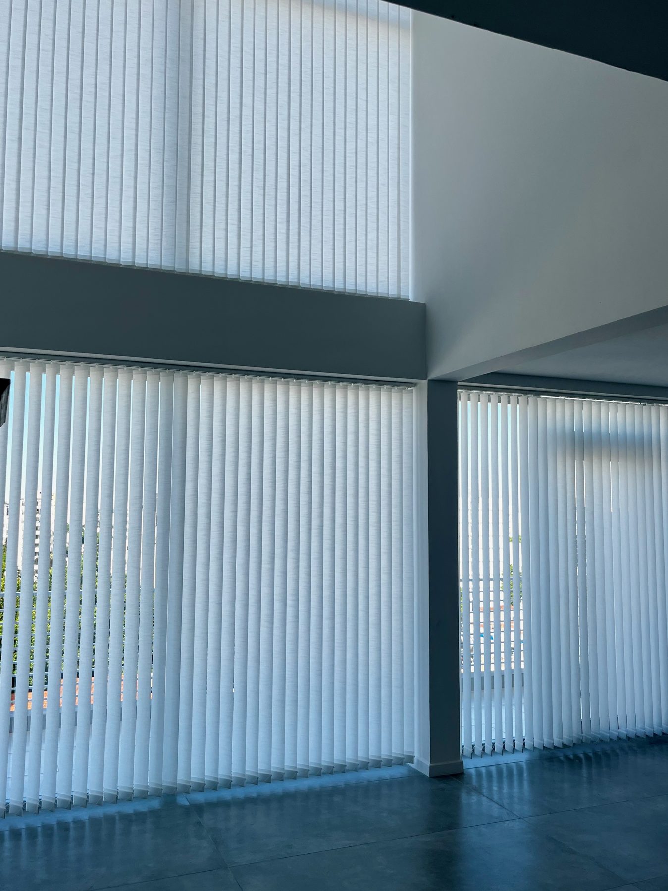 Torre con curtain wall de vidrio