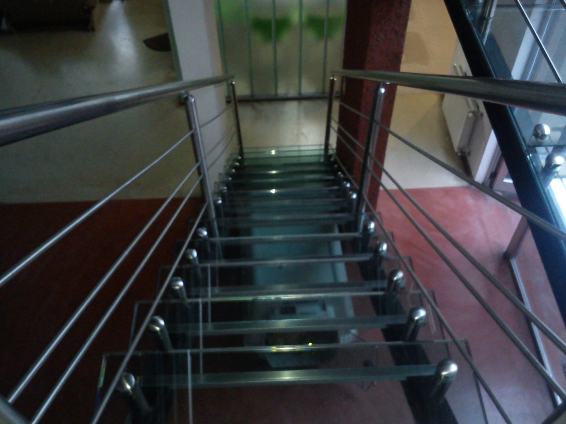 Baranda de vidrio en escalera