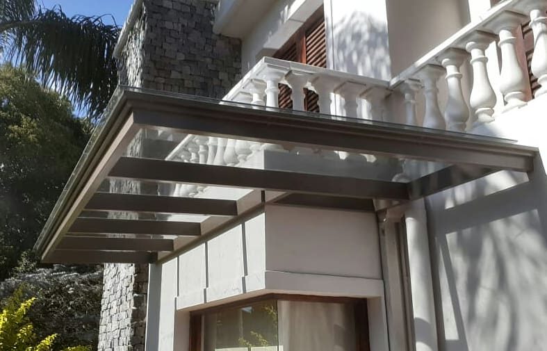 Detalle de baranda de vidrio