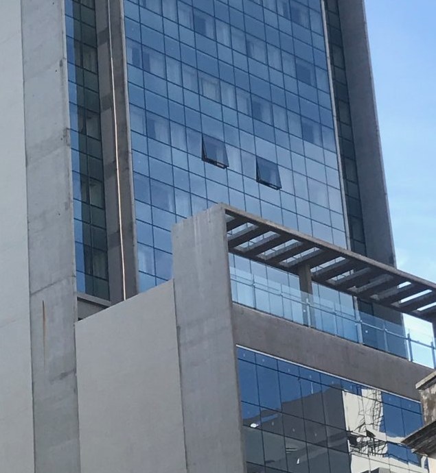 Piel de vidrio y curtain wall — obra CADIVI